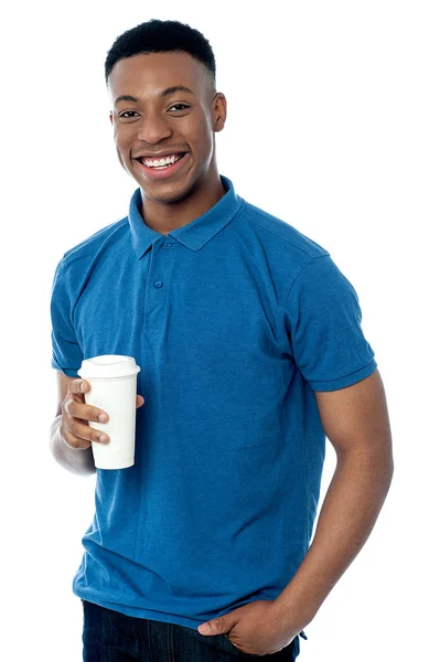 Smiling man holding cold beverage — Stock Photo, Image