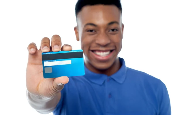 Retrato de un joven con tarjeta de crédito — Foto de Stock