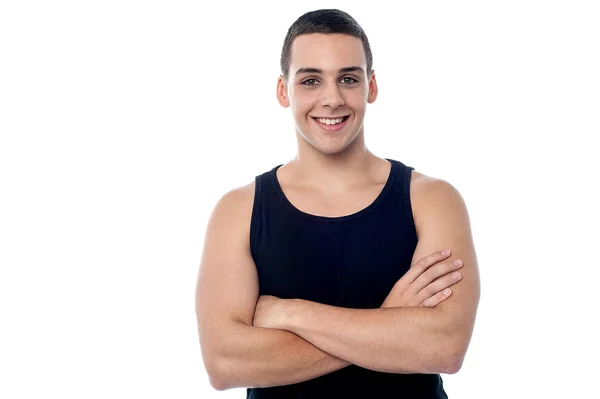 Usměvavý mladý fitness chlap, zkřížil na prsou — Stock fotografie