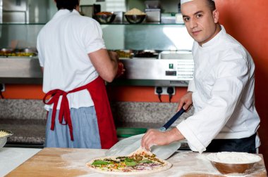 Şef pizza hazırlanmasında yoğun
