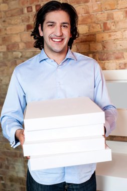 pizza kutuları tutarak gülümseyen adam