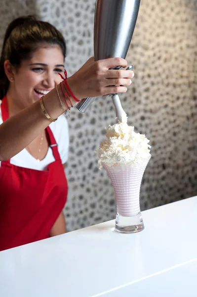 Donna preparare frullato di spessore — Foto Stock