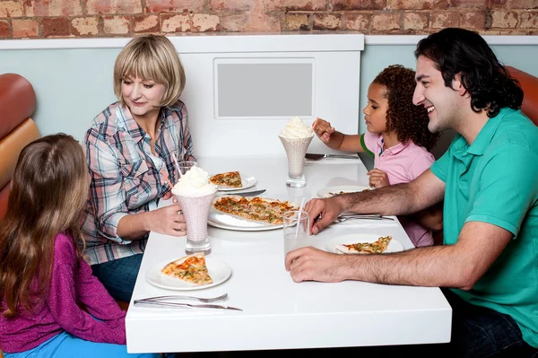 Família alegre de quatro desfrutando de café da manhã — Fotografia de Stock