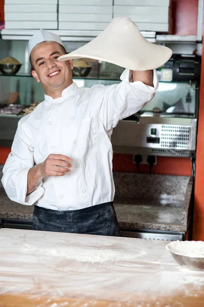 Chef gettando la pasta base della pizza — Foto Stock