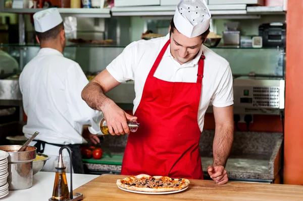 Kockarna arbetar inuti restaurangkök — Stockfoto