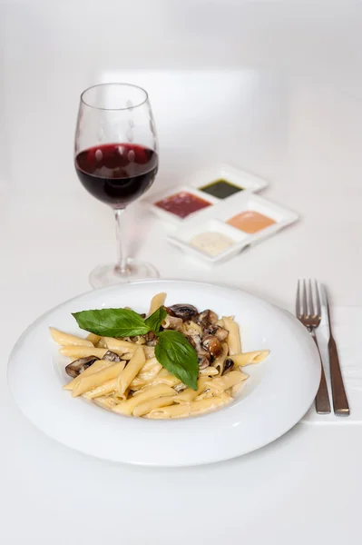 Yummy pasta geserveerd met rode wijn — Stockfoto