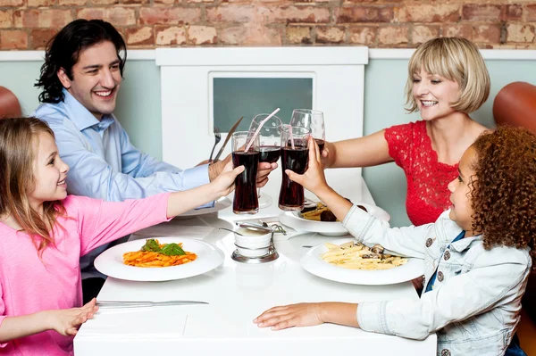 Rodina, zvyšování jejich brýle před jídlem — Stock fotografie
