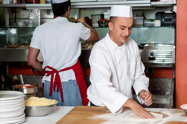 Kocken förbereder pizzabotten — Stockfoto