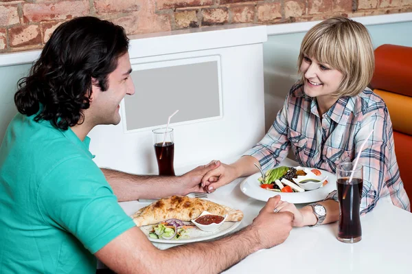 Casal desfrutando de jantar em um restaurante — Fotografia de Stock