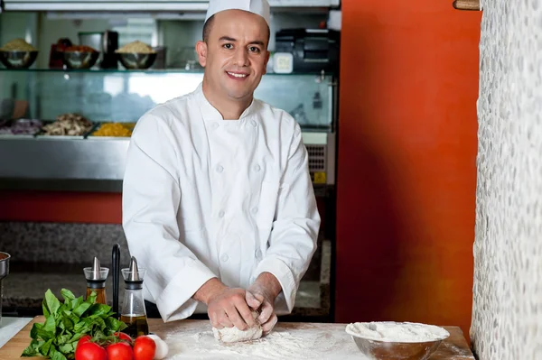 Chef preparando base de pizza —  Fotos de Stock