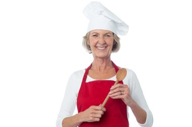 Happy chef tahta kaşık tutan yaşlı