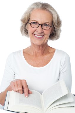 Gülümseyen kadın kıdemli bir kitap okuma