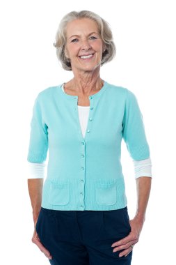 yaşlı kadın kayıtsızca, tam uzunlukta portre poz.