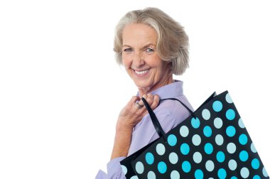 Moda yaşlı kadın ile alışveriş çantası