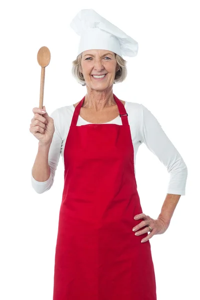 Feliz cocinero anciano sosteniendo cuchara de madera — Foto de Stock