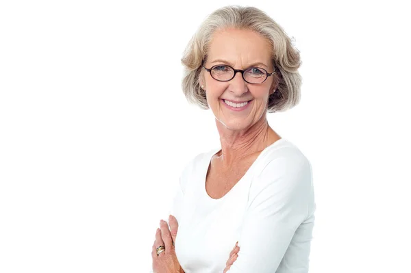 Retrato de anciana sonriente, brazos cruzados . — Foto de Stock