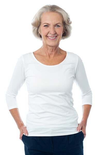 Красивая пожилая женщина позирует перед камерой
