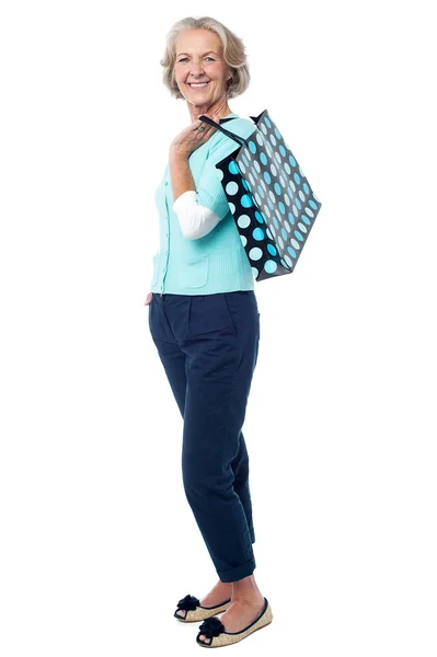 Modische alte Dame mit Einkaufstasche — Stockfoto
