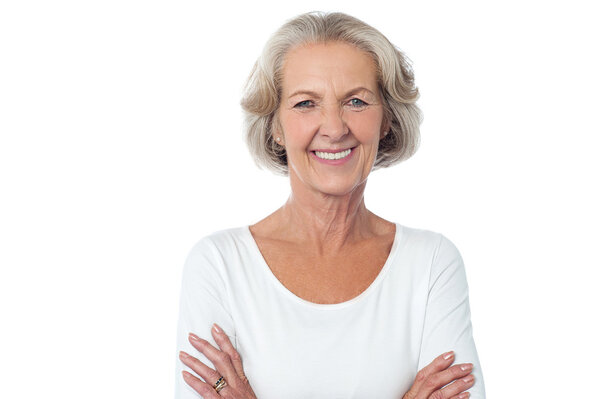 Красивая пожилая женщина со скрещенными руками
