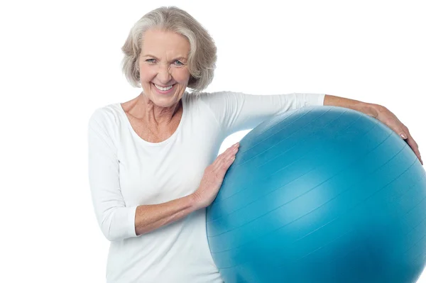 Femme âgée posant avec ballon d'exercice — Photo