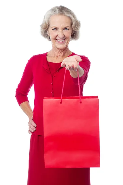 Mulher velha alegre segurando saco de compras — Fotografia de Stock