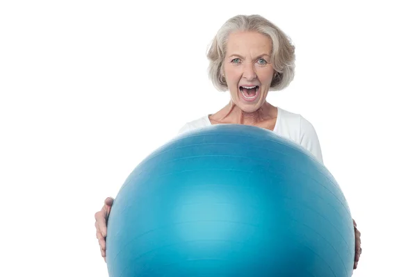 Mujer anciana posando con pelota de ejercicio — Foto de Stock