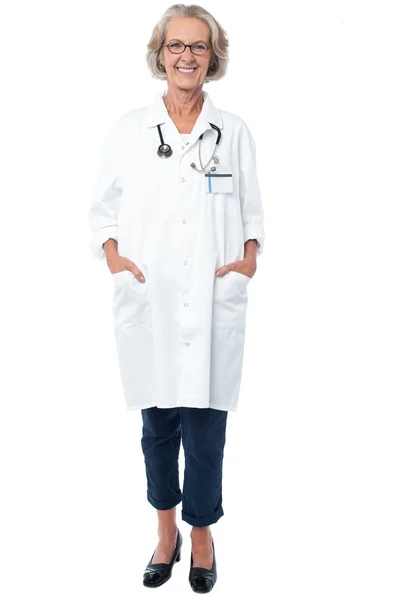 Posando profesional médico senior — Foto de Stock