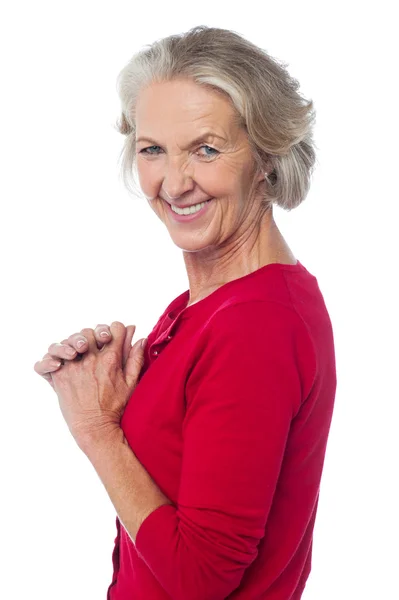 Leeftijd vrouw op zoek naar camera — Stockfoto