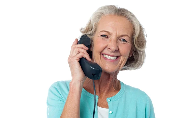 Senior dame houden telefoon ontvanger — Stockfoto