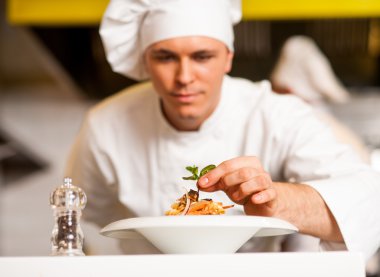 makarna salatası ile bitkisel dekorasyon Şef bırakır