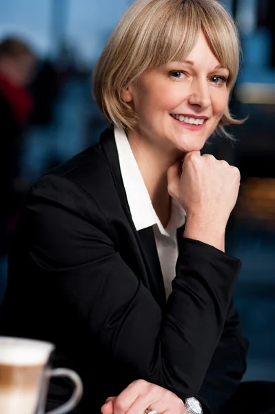 Casual business lady posing in style — Stock Photo, Image