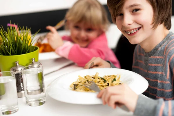 Niños disfrutando de sus comidas —  Fotos de Stock