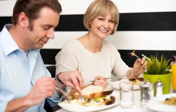 Couple enjoying delicious breakfast — Stock Photo, Image