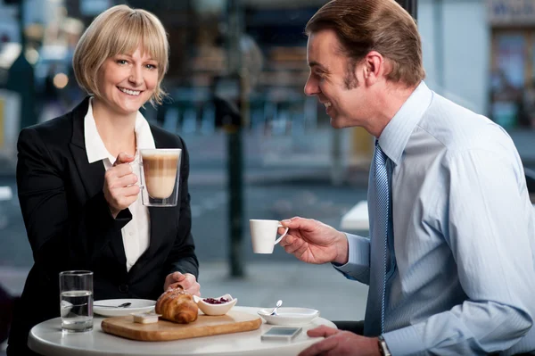 Pessoas corporativas torrando café no café — Fotografia de Stock