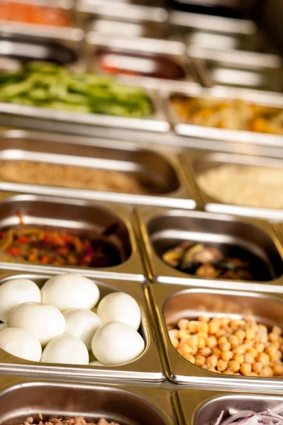 Heerlijke vegetarische gerechten in trays — Stockfoto