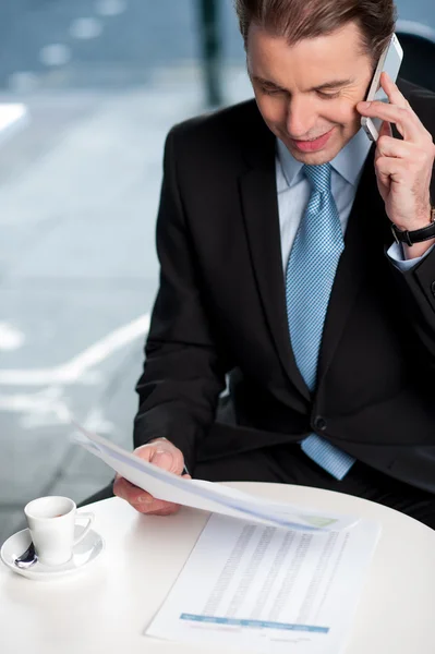 Zakenman communicatng op telefoon — Stockfoto