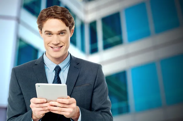 Geschäftsmann mit digitalem Tablet — Stockfoto