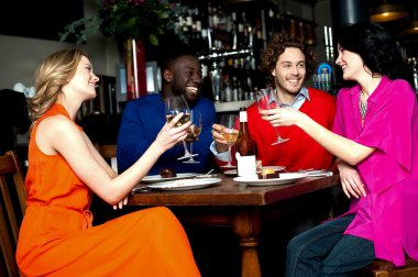 나이트 클럽에서 친구arkadaşlar gece kulübü