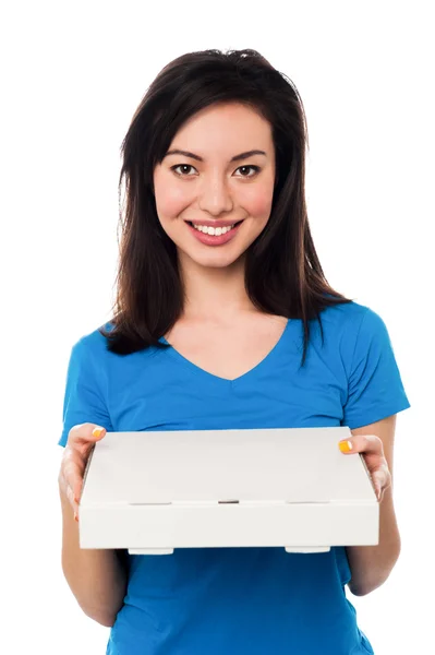 Menina bonita segurando caixa de pizza — Fotografia de Stock