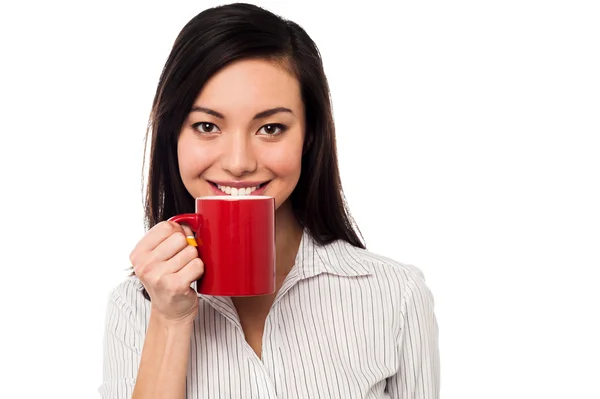 Frau genießt Kaffee in der Arbeitspause — Stockfoto