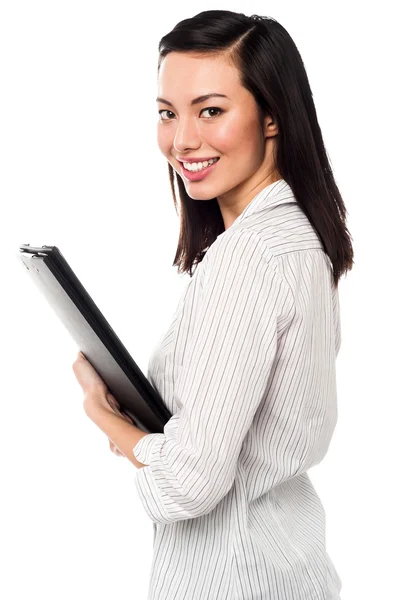 Assistente feminina segurando arquivos de negócios — Fotografia de Stock