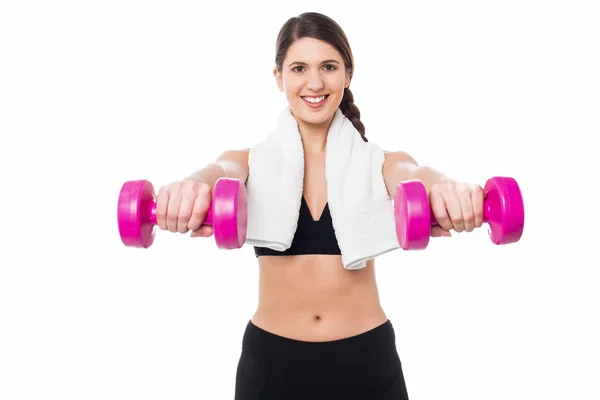 Trainer holding dumbbells in her outstretched arms — Stock Photo, Image