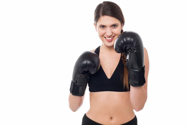 Mujer fitness usando guantes de boxeo — Foto de Stock