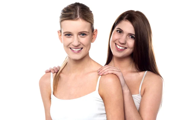 Två attraktiva flickor poserar i ärmlös spaghetti — Stockfoto