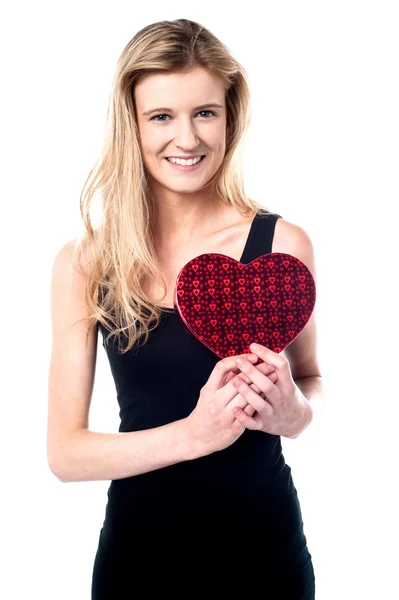 Smiling young girl holding valentine gift — Stock Photo, Image