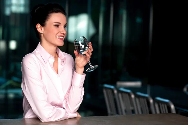 Beautiful corporate lady drinking water — Stock Photo, Image