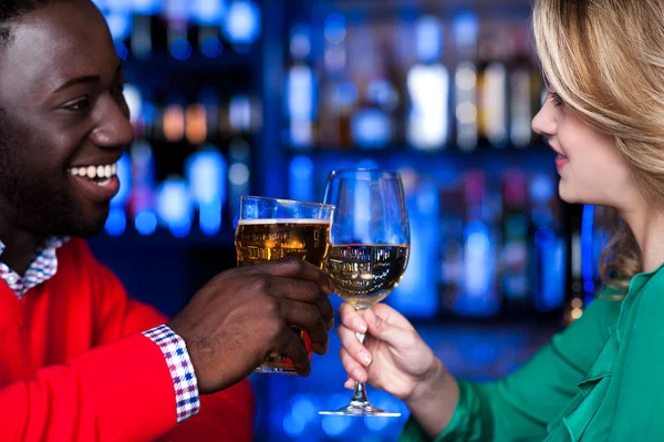Jovem casal em um bar celebrando o amor — Fotografia de Stock