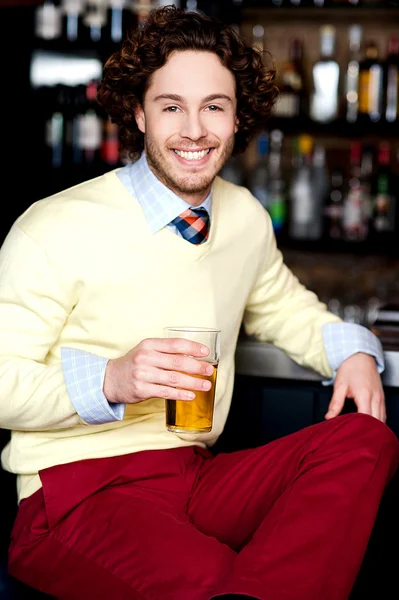 Junger Mann mit gekühltem Bier an Bar — Stockfoto