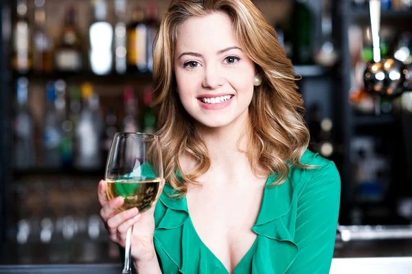 Молодая девушка с бокалом шампанского — стоковое фото