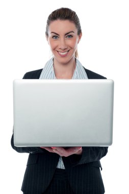Kurumsal Bayan holding yeni laptop gülümseyen